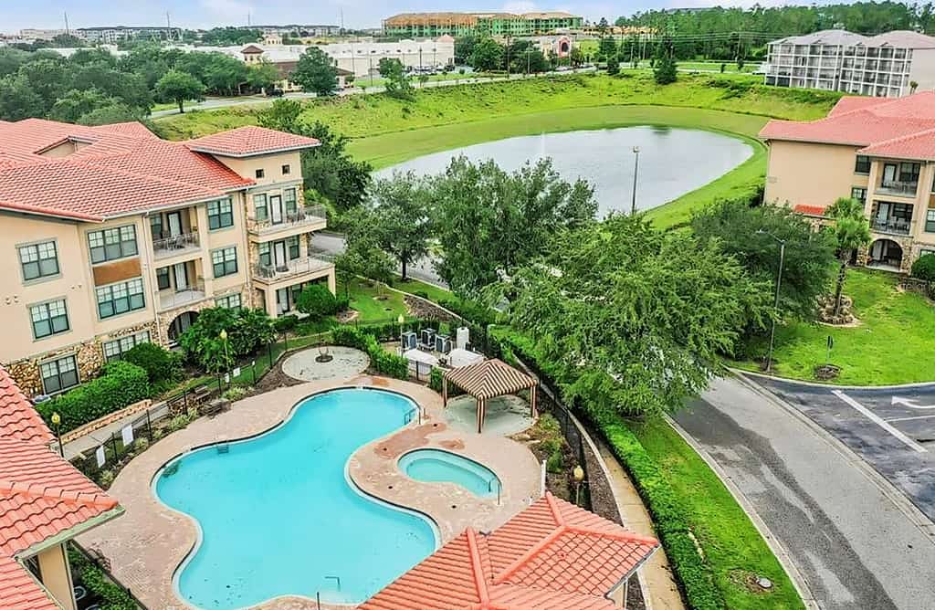 Dog-friendly condo on ground floor with fast WiFi, shared pool, hot tub, & W/D