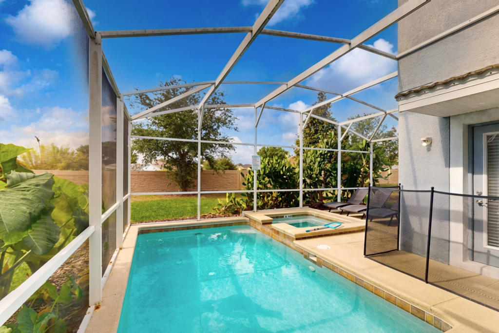 South-facing home w/ private pool/spa and resort lazy river & gym