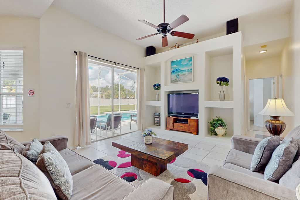 Home near Disney/golf with screened pool, spa, pool table, foosball, AC, & W/D