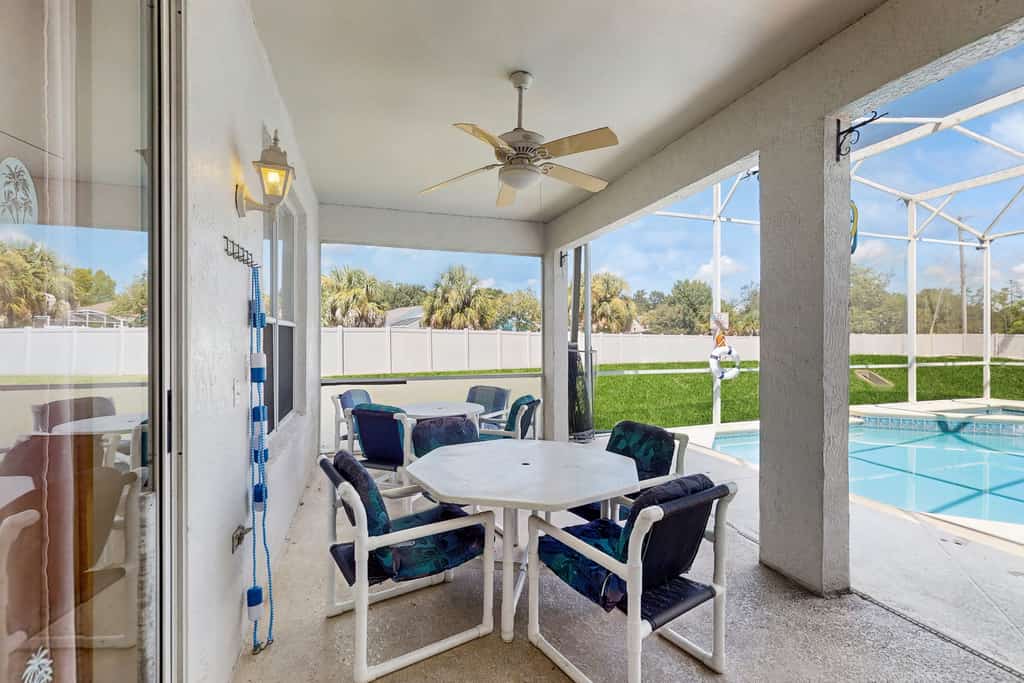 Home near Disney/golf with screened pool, spa, pool table, foosball, AC, & W/D