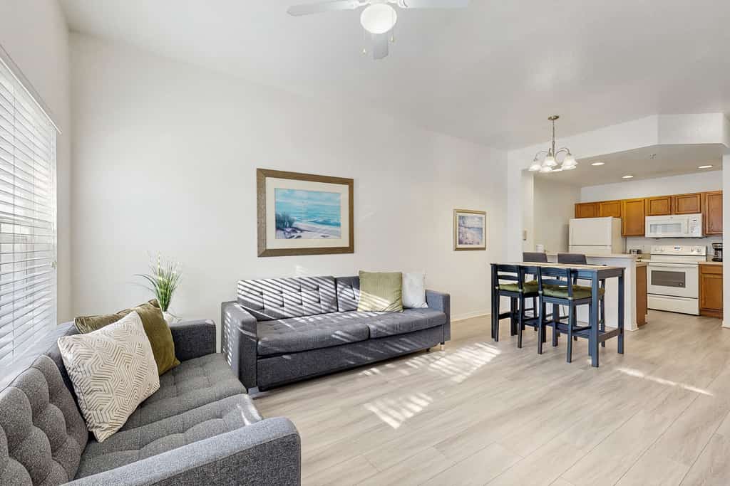 Snowbird-friendly condo near Disney & Orlando with outdoor pool, fast WiFi, W/D