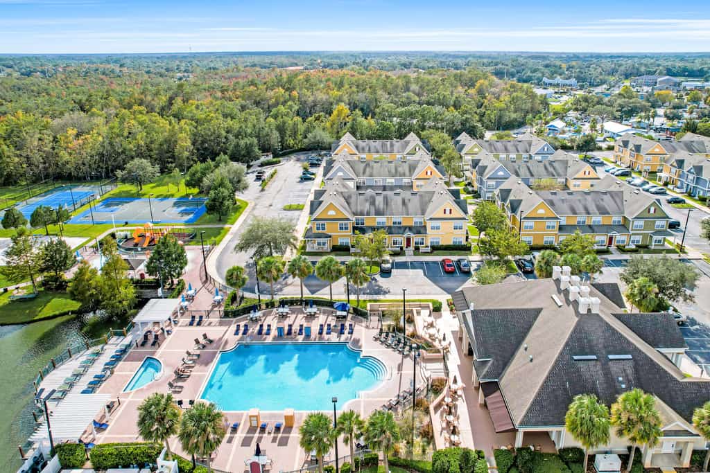 Snowbird-friendly condo near Disney & Orlando with outdoor pool, fast WiFi, W/D
