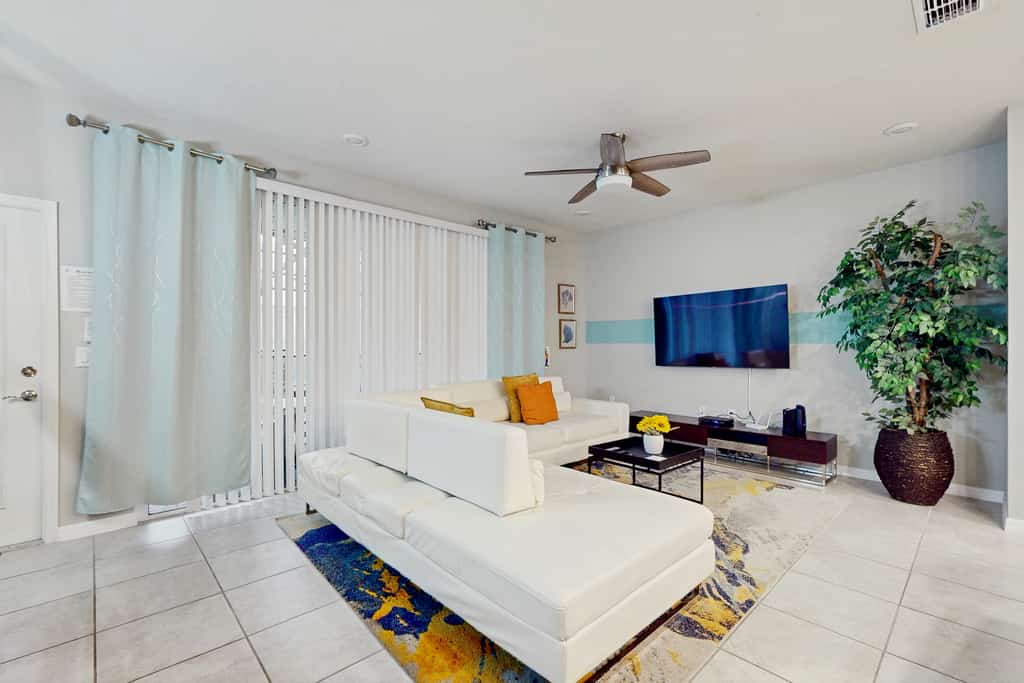 Charming townhome with private pool, lanai, & washer/dryer