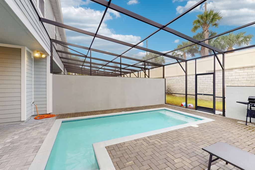 Charming townhome with private pool, lanai, & washer/dryer
