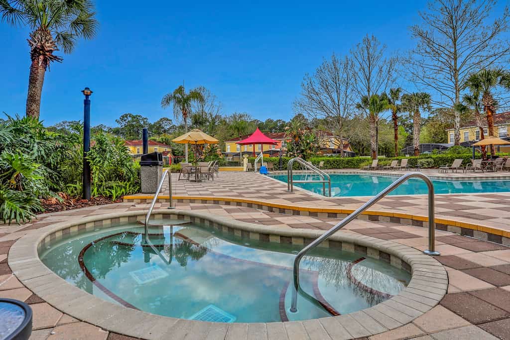 Townhouse near theme parks & shopping with pool access