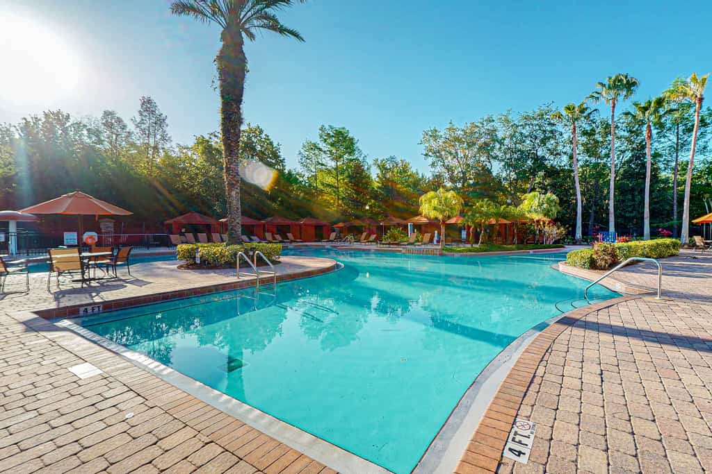 Dog-friendly condo with balcony, pool, W/D, fast WiFi, gym, children's pool, AC