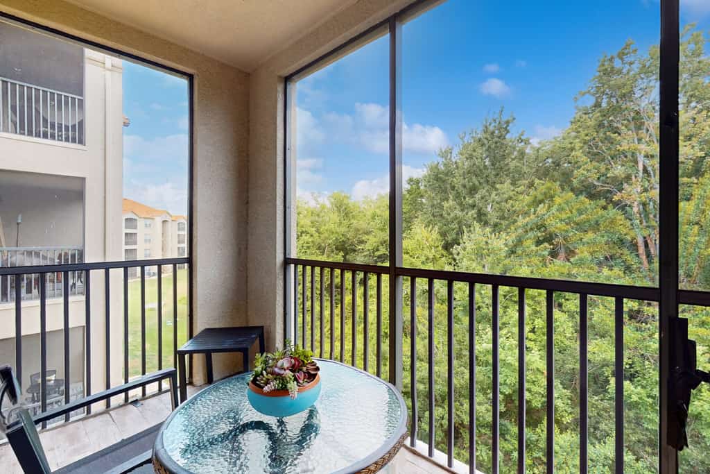 Dog-friendly condo with balcony, pool, W/D, fast WiFi, gym, children's pool, AC