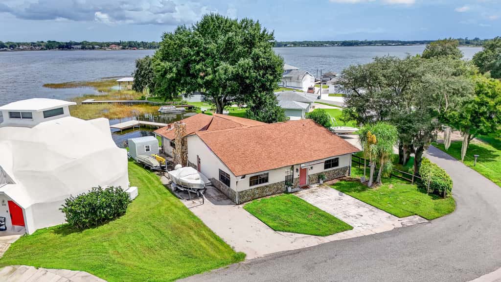 Lakefront Living
