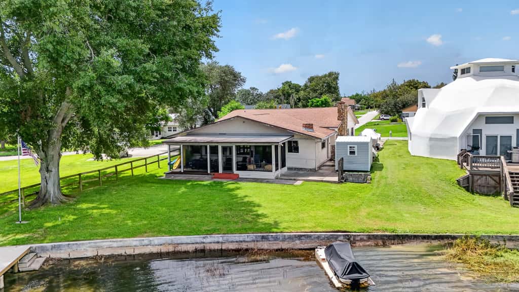 Lakefront Living
