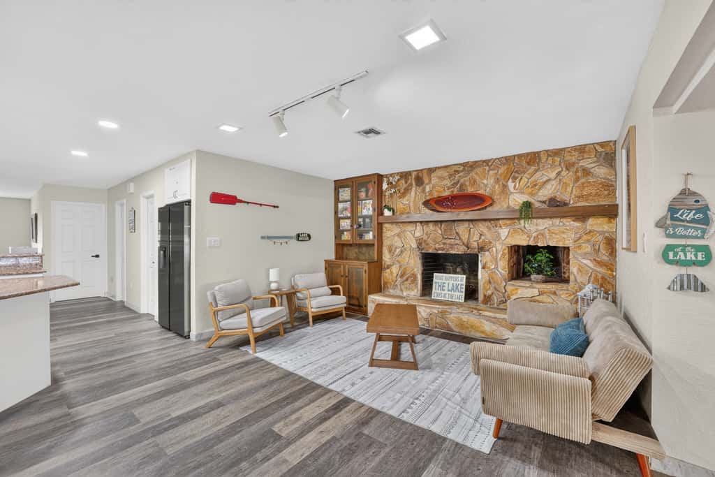 Lakefront Living