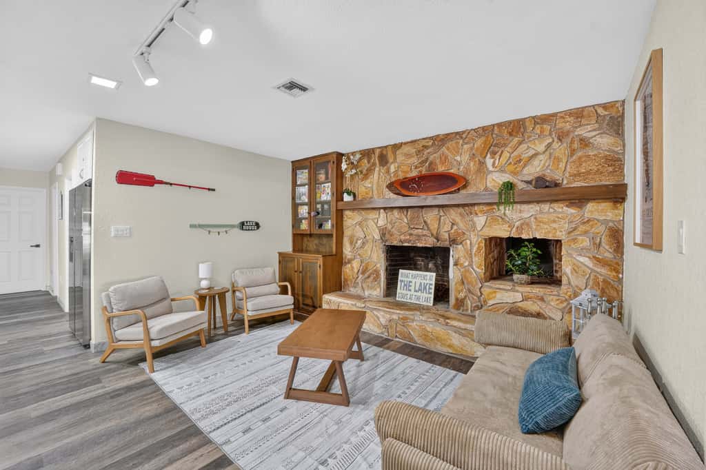 Lakefront Living