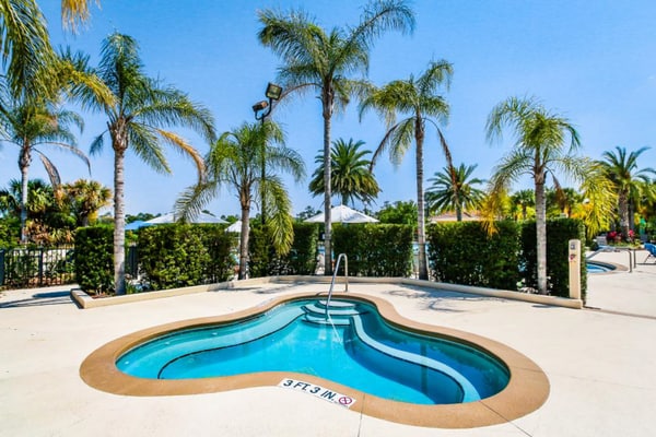 Bright, centrally-located getaway with a pool, clubhouse, & fast WiFi