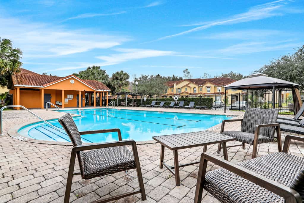 2-story snowbird-friendly townhouse near Disney with patio, streaming, W/D, AC