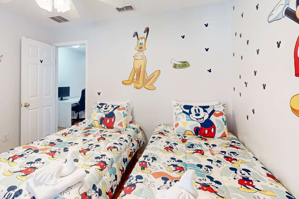 2-story snowbird-friendly townhouse near Disney with patio, streaming, W/D, AC