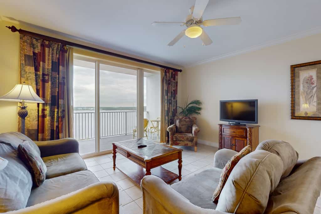Lakefront retreat near attractions with lake view, AC, WiFi, pool, hot tub & gym