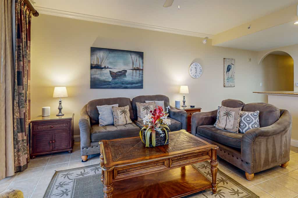 Relaxing lakefront condo with lake view, kitchen, AC, pool, hot tub & gym