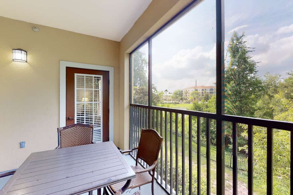 Inviting 4th-floor condo with Balcony, Shuttle & Resort Amenities
