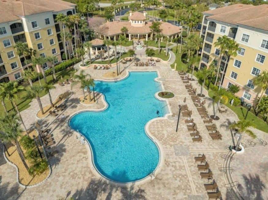 Inviting 4th-floor condo with Balcony, Shuttle & Resort Amenities