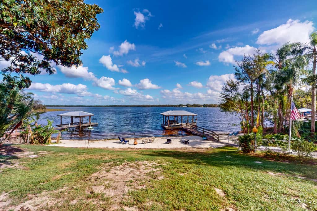 Red Beach Lake Escape