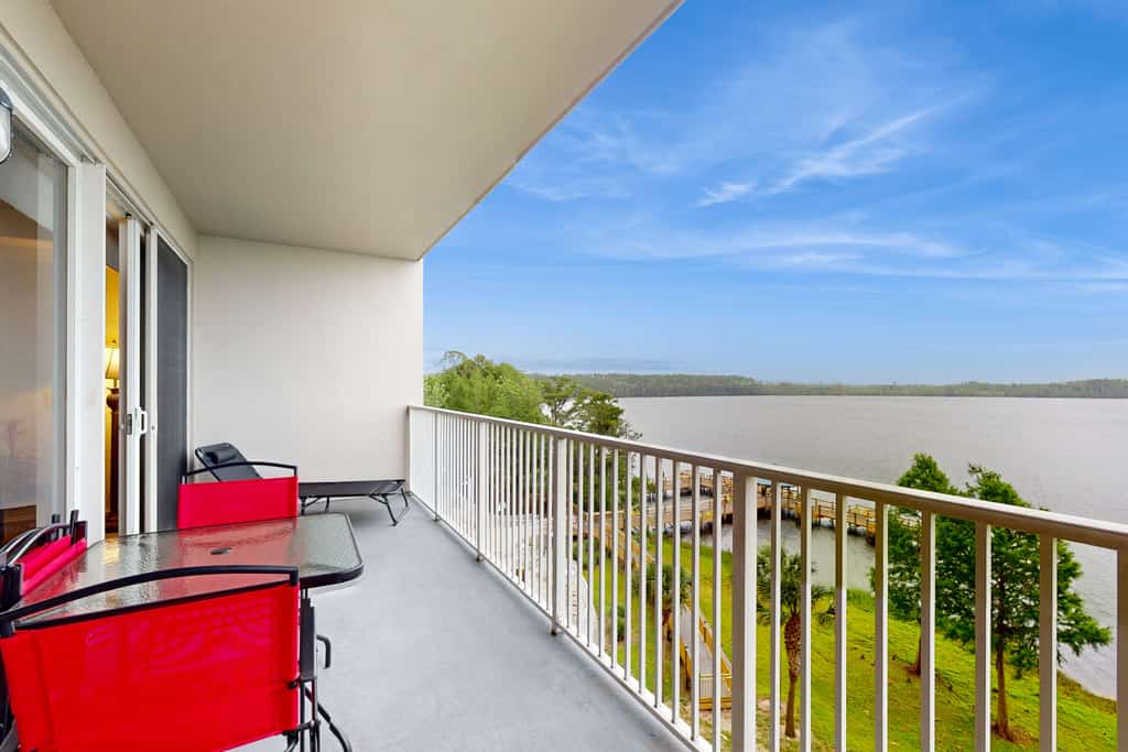 Lakefront condo with pool, hot tub, balcony & prime location for theme parks