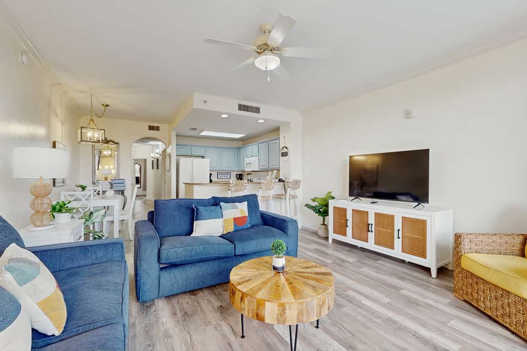 Wonderful lakefront condo near Disney with view, kitchen, gym, pool & hot tub