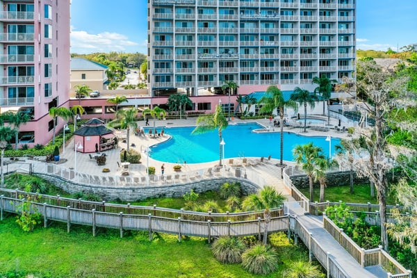 Cozy lakefront condo with lake view, W/D, AC, kitchen, pool, hot tub & gym