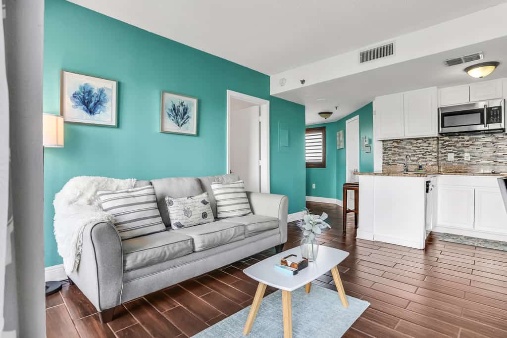 Dog-friendly condo with a kitchenette, AC, pools, hot tubs, tennis, & gym