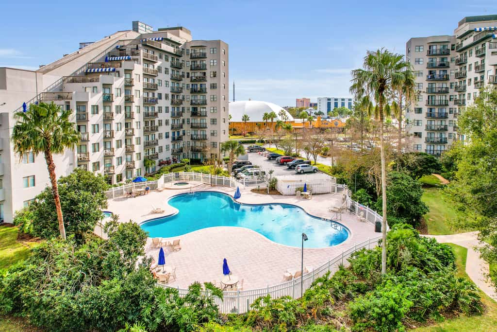 Dog-friendly condo with a kitchenette, AC, pools, hot tubs, tennis, & gym