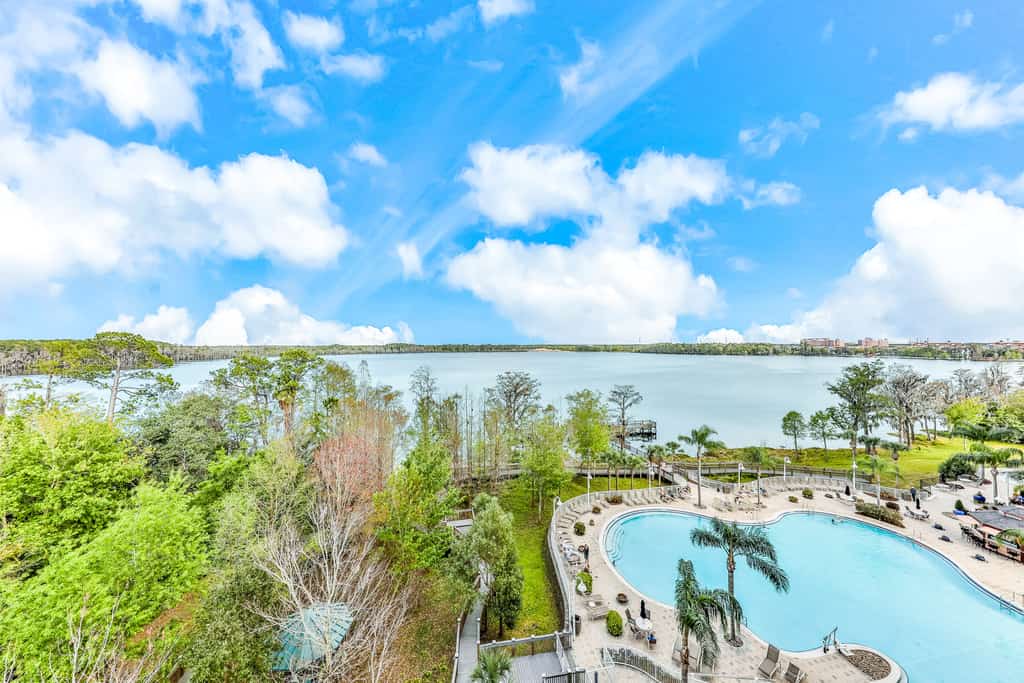 Classy lakefront condo, w/ shared pool, hot tub, & fitness center - near Disney
