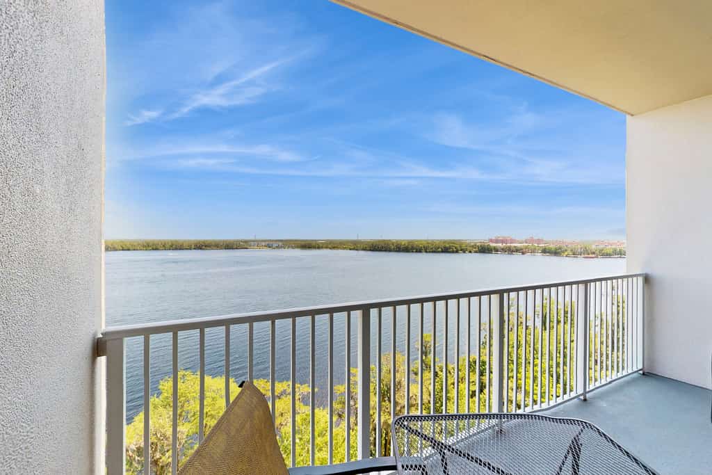 Luxury lakefront condo with balcony, jetted tub, heated pool & resort amenities