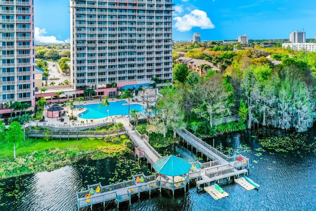 Lakefront retreat near attractions with lake view, AC, WiFi, pool, hot tub & gym