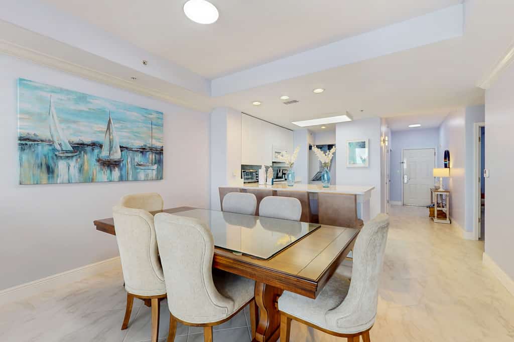 Lakefront retreat near attractions with lake view, AC, WiFi, pool, hot tub & gym