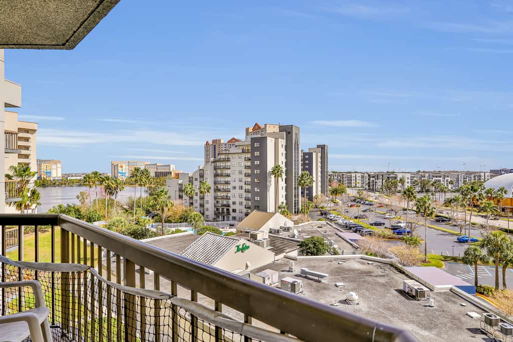 Modern & bright condo with a balcony and AC - pool, hot tub, and tennis access