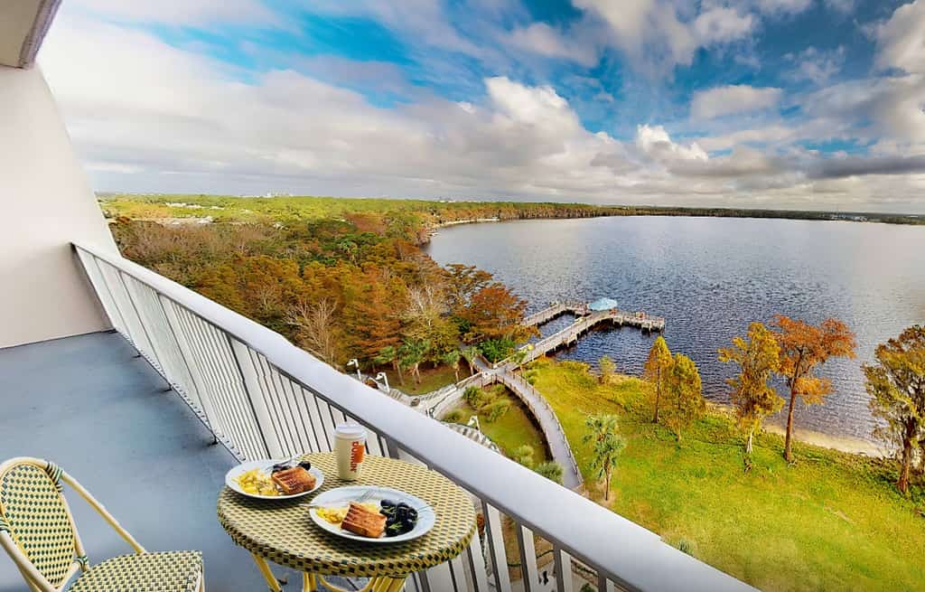 Lakefront condo with beautiful views, kitchen, AC, WiFi, gym, pool, & hot tub