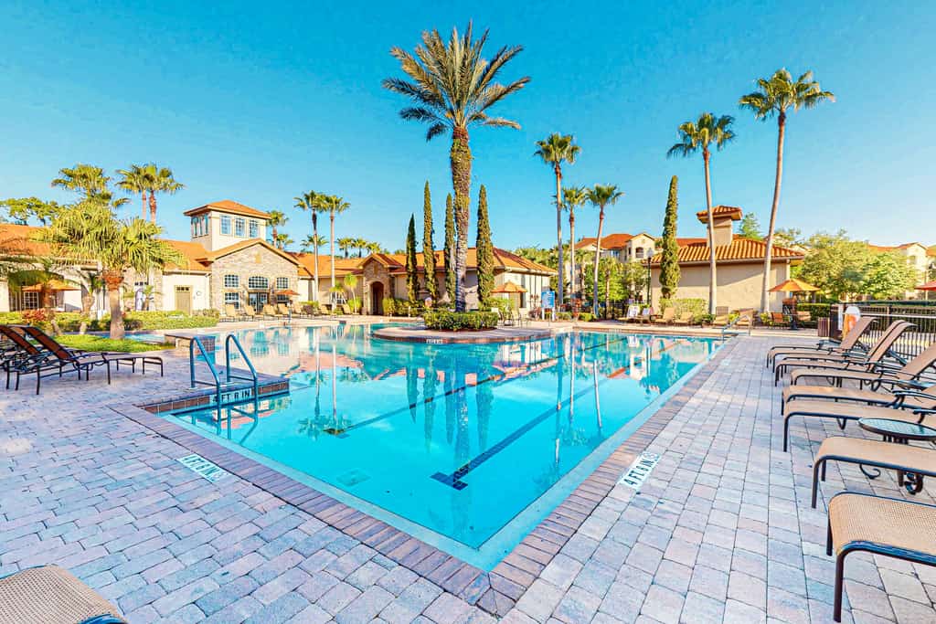 Resort condo close to theme parks with on-site pool, bar, restaurant, & gym