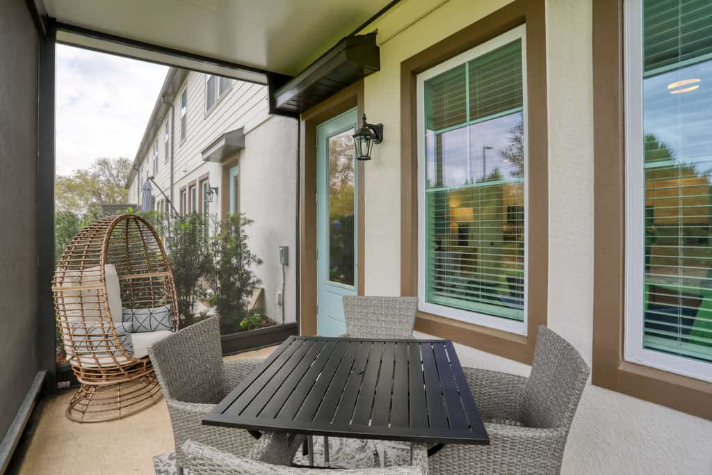 Spacious townhome with heated pool, WiFi, & central A/C - near theme parks