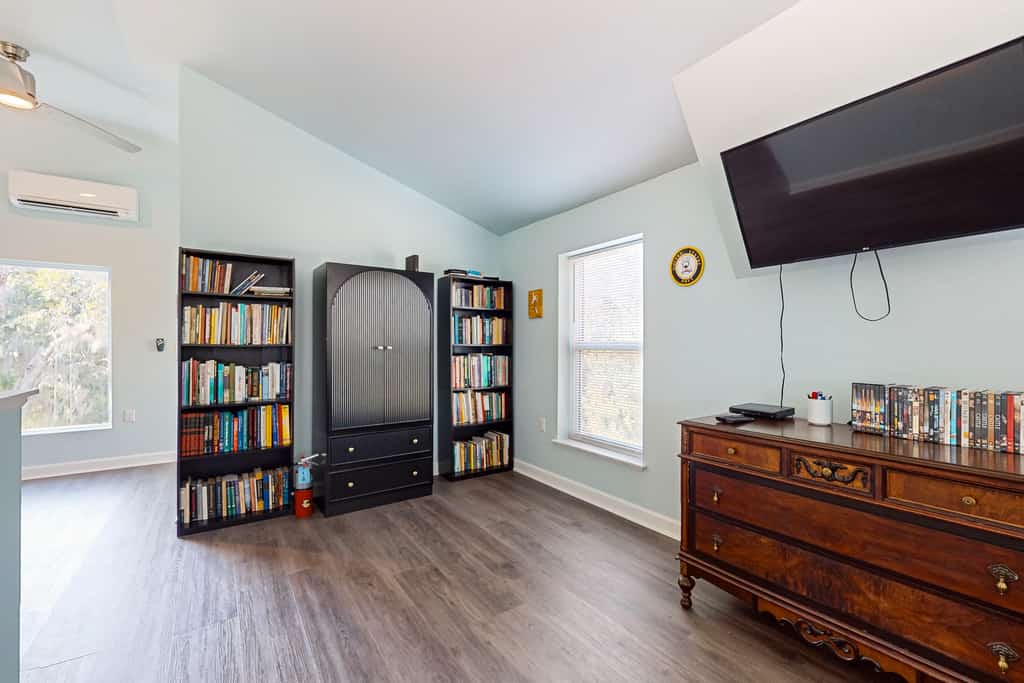 Riverfront home with internet, washer and dryer, and perfect for kayaking