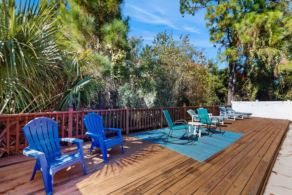 Gorgeous private home, dog friendly, deck & close to everything