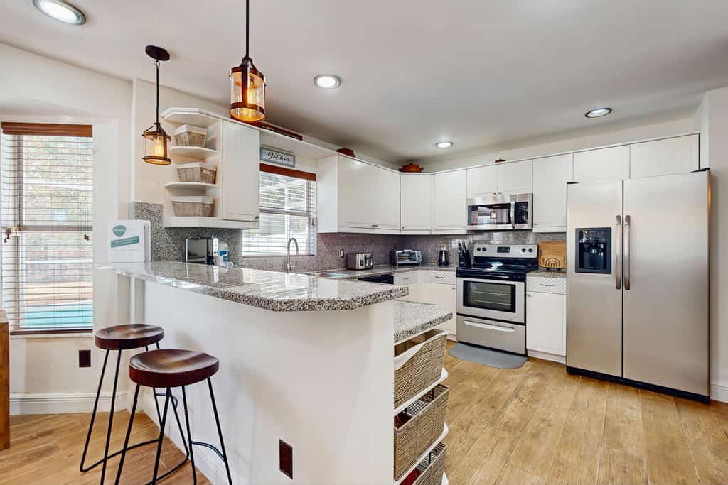 Gorgeous private home, dog friendly, deck & close to everything