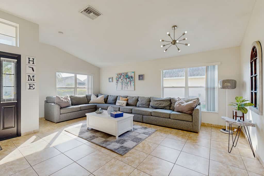 Bright 3BR pool home with screened lanai, Jacuzzi & near Disney parks
