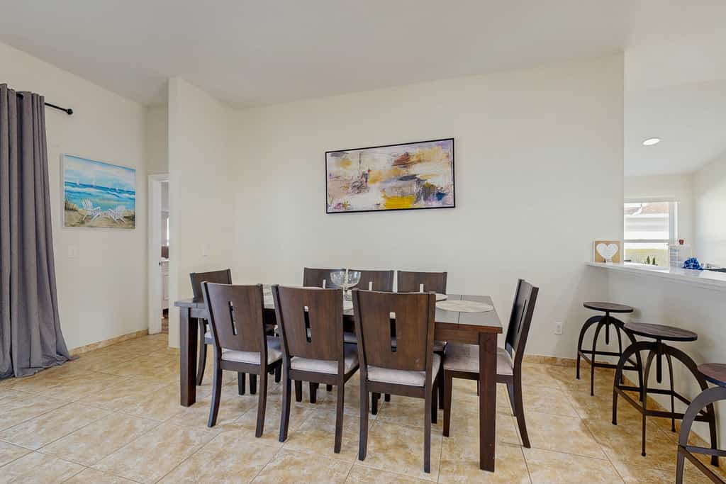 Bright 3BR pool home with screened lanai, Jacuzzi & near Disney parks