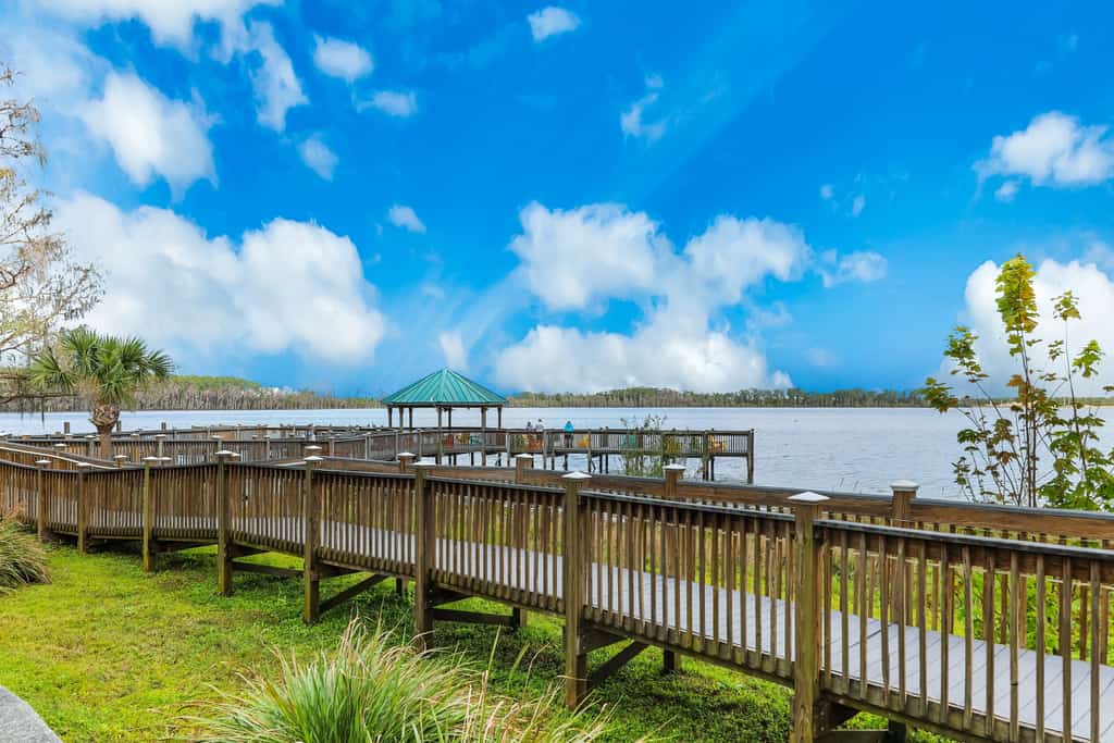 Lovely lakefront condo with pool, hot tub, AC & views near popular attractions