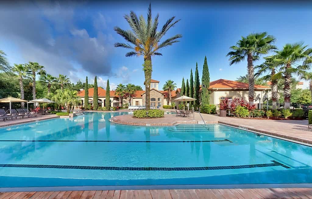 Resort condo with heated pool, gym, BBQ area, patio, W/D, children's pool, AC