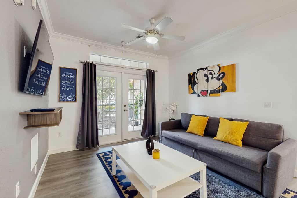 Resort condo with heated pool, gym, BBQ area, patio, W/D, children's pool, AC