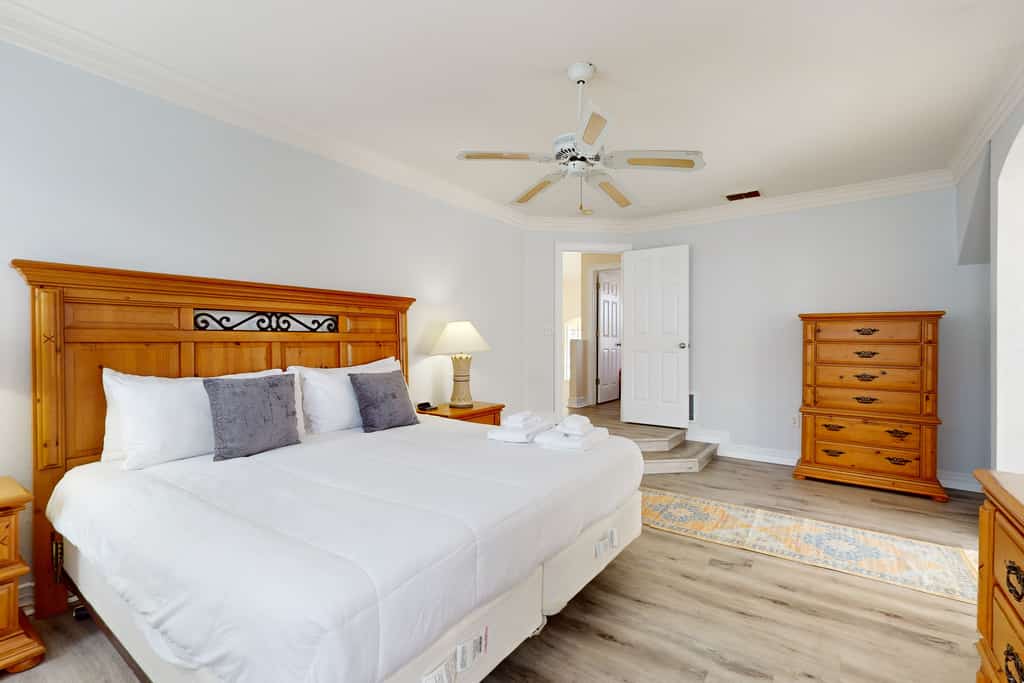 Easy-to-reach home with private screened pool, lanai, & AC - snowbird-friendly