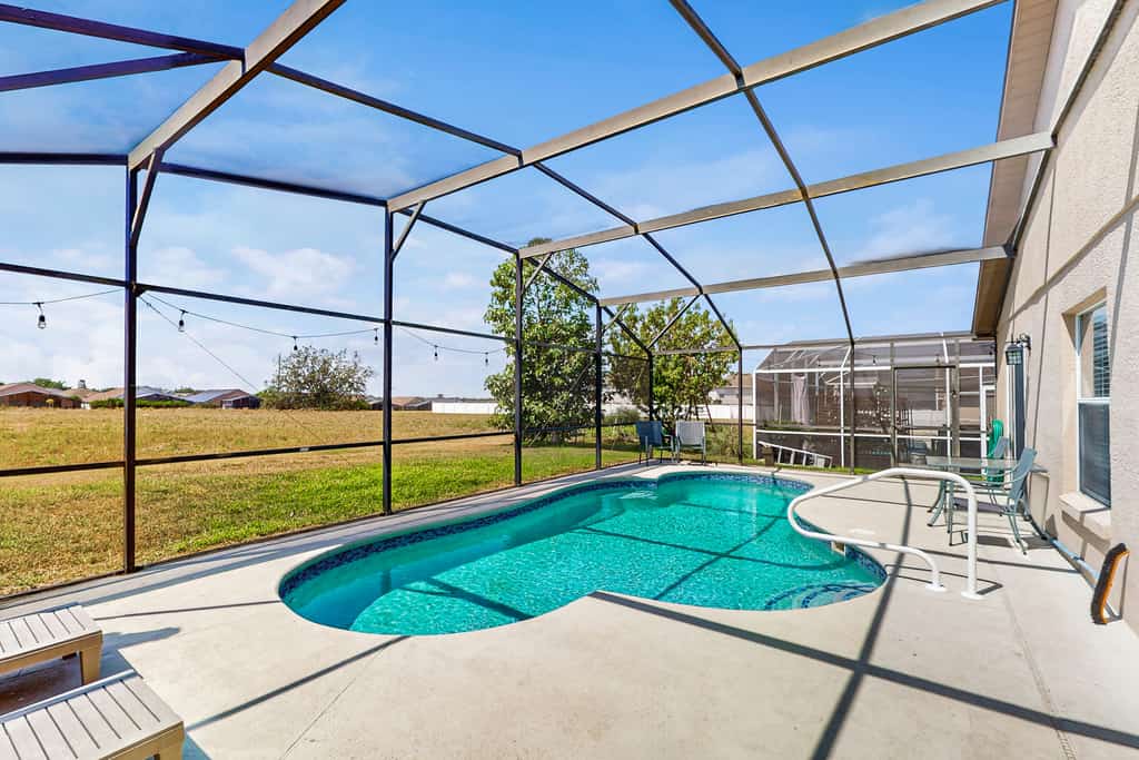 Big & Beautiful Home Close to Theme Parks w/Fast WiFi, Private Patio & Pool + AC