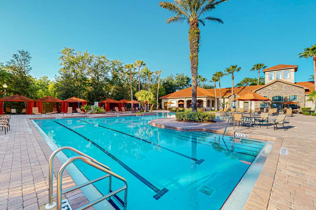 Gated golf condo with on-site pool, hot tub, screened balcony, & washer/dryer