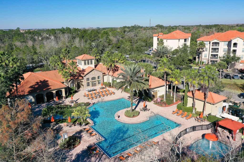 Gated golf condo with on-site pool, hot tub, screened balcony, & washer/dryer