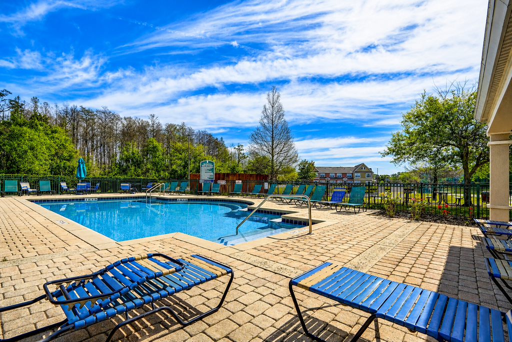 Spacious townhouse with jetted tub, game room, heated pool & fitness amenities