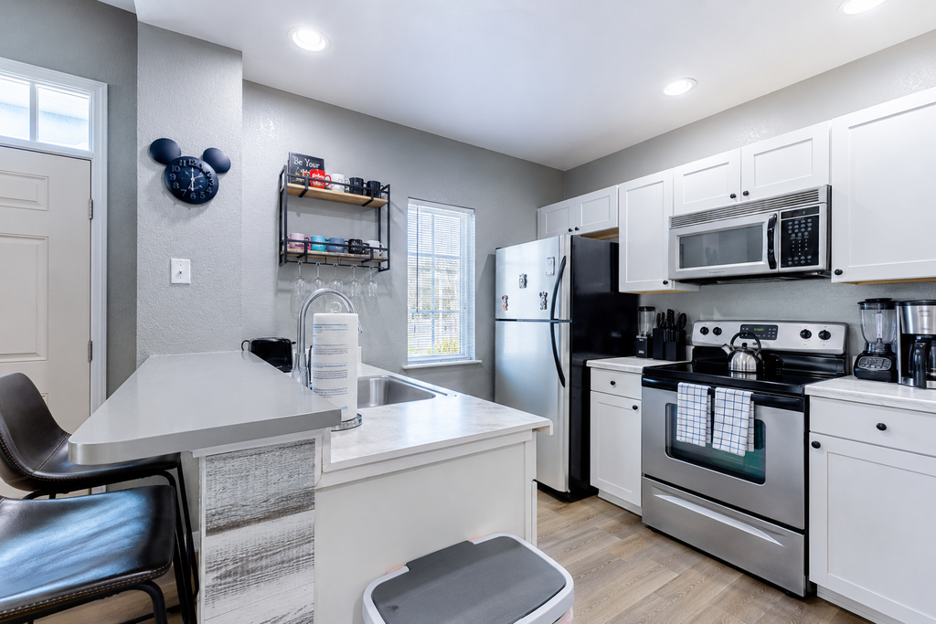Spacious townhouse with jetted tub, game room, heated pool & fitness amenities